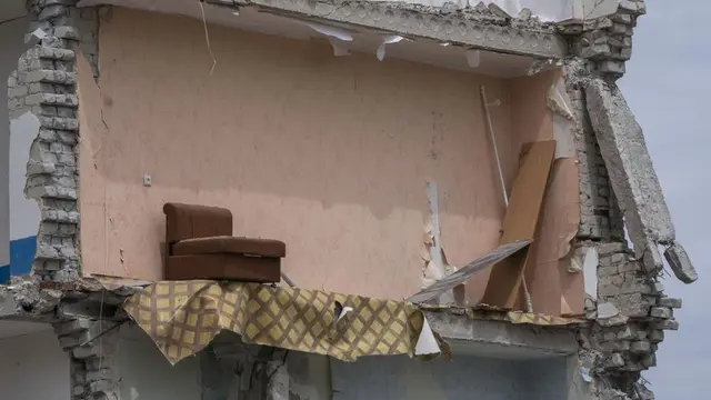 Usai serangan rudal Rusia mengenai blok apartemen perumahan, di Chasiv Yar, wilayah Donetsk, Ukraina timur, Minggu, 10 Juli 2022. (AP Photo/Nariman El-Mofty)