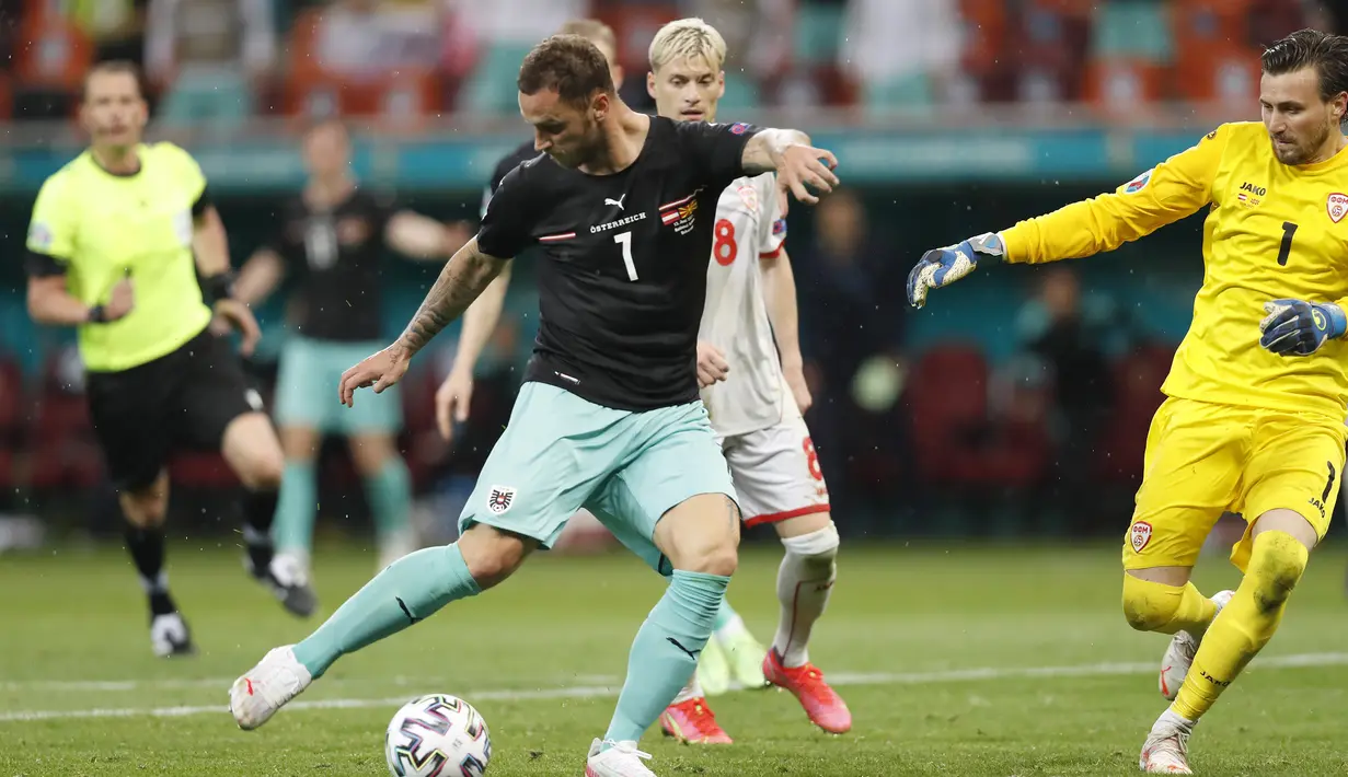 Kejadian bermula saat Marko Arnautovic mencetak gol pada menit ke-89 untuk membawa Austria unggul 3-1 atas Makedonia Utara. (Foto: AP/Pool/Robert Ghement)