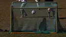 Pengungsi Afghanistan bermain sepak bola di taman bermain Institut Pengembangan Sumber Daya Manusia Nasional di Jincheon, Korea Selatan (13/10/2021). Para pengungsi muncul di hadapan publik pada hari Rabu, untuk pertama kalinya sejak mereka tiba pada akhir Agustus. (AFP/Pool/Jeon Heon-kyun)