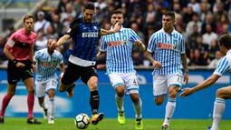 Gelandang Inter Milan, Roberto Gagliardini, melesatkan tendangan ke gawang SPAL pada laga Serie A di Stadion Giuseppe Meazza, Minggu (10/9/2017). Inter Milan menang 2-0 atas SPAL. (AFP/Miguel Medina)