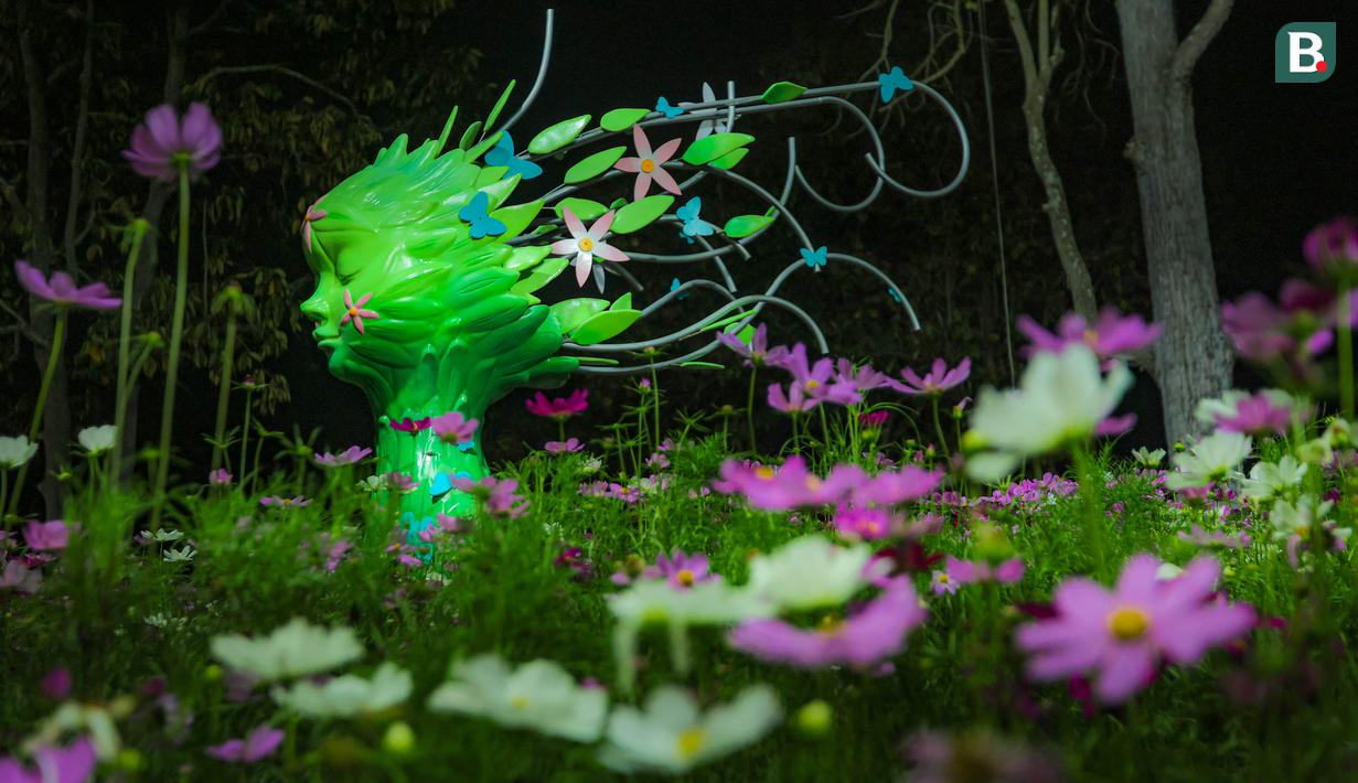 Salah satu karya seni yang sangat indah di Charming Chiang Mai Flower Festival pada Kamis (11/12/2025). (Bola.com/Bagaskara Lazuardi)