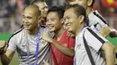 Gelandang Timnas Indonesia U-22, Evan Dimas, bersama official merayakan kemenangan atas Myanmar U-22 pada semifinal SEA Games 2019 di Stadion Rizal Memorial, Manila, Sabtu (7/12). Indonesia menang 4-2 atas Myanmar. (Bola.com/M Iqbal Ichsan)