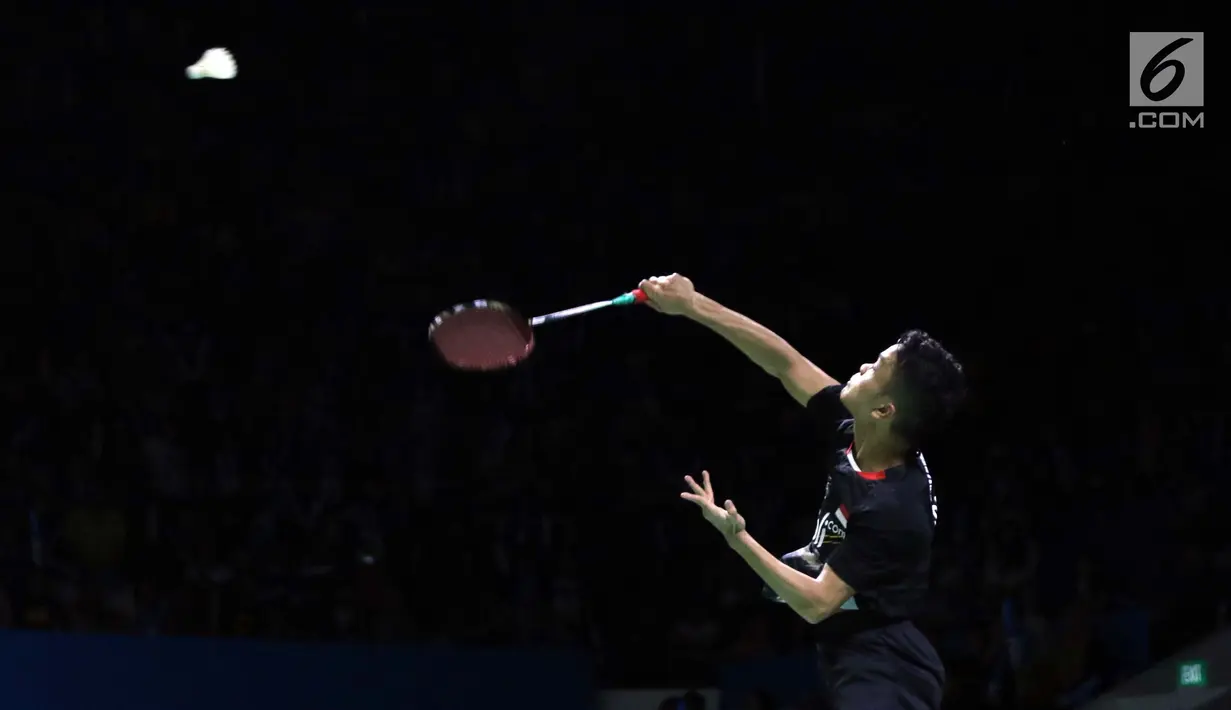Pebulu tangkis unggulan ketujuh tunggal putra Indonesia Open 2019, Anthony Sinisuka Ginting melakukan smes ke arah Kantaphon Wangcharoen (Thailand) di 16 besar Indonesia Open 2019 di Istora Senayan, Jakarta, Kamis (18/7/2019). Anthony kalah 20-22, 21-11, 19-21. (Liputan6.com/Helmi Fithriansyah)