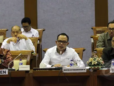 Menakertrans, Hanif Dhakiri (tengah) bersama Sekjen Kemenakertrans Abdul Wahab Bangkona menghadiri Rapat Kerja dengan Komisi IX di Kompleks Parlemen Senayan, Jakarta, Selasa (26/5/2015). (Liputan6.com/Helmi Afandi)