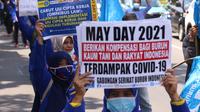 Para buruh dari berbagai aliansi membawa berbagai poster maupun bendera saat aksi memperingati Hari Buruh Internasional atau May Day di Jakarta, Sabtu (1/5/2021). Mereka meminta pemerintah untuk mencabut Omnibus Law dan memberlakukan upah minimum sektoral (UMSK) 2021. (Liputan6.com/Angga Yuniar)