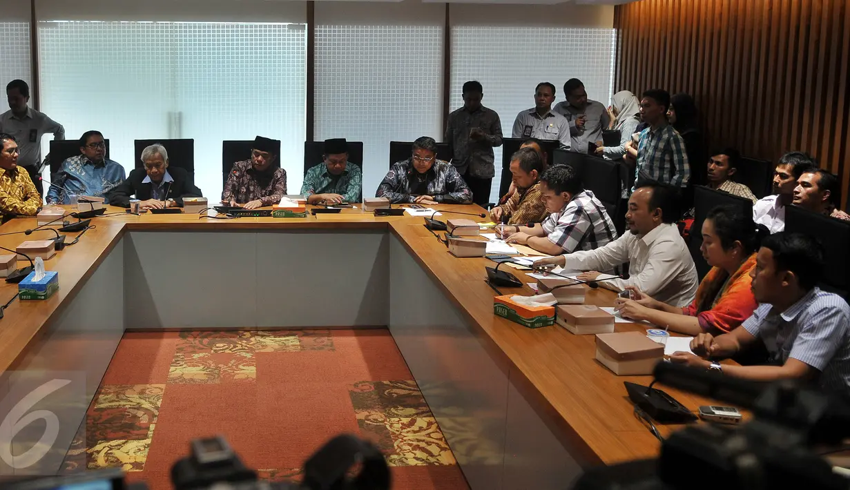 Suasana pertemuan orang tua korban vaksin palsu dari RS Harapan Bunda Jakarta dan RSIA Mutiara Bunda di Jakarta, (19/7). DPR mendorong Kementerian Kesehatan RI untuk membuat Crisis Center terkait peredaran korban vaksin palsu. (Liputan6.com/Johan Tallo)