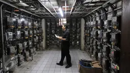 Petugas melakukan pengecekan di ruang panel listrik di Rusun Benhil, Jakarta, Kamis (5/11/2015). Menteri ESDM Sudirman Said mengatakan, untuk pelanggan 450 VA tidak dikenai pencabutan subsidi listrik. (Liputan6.com/Angga Yuniar)