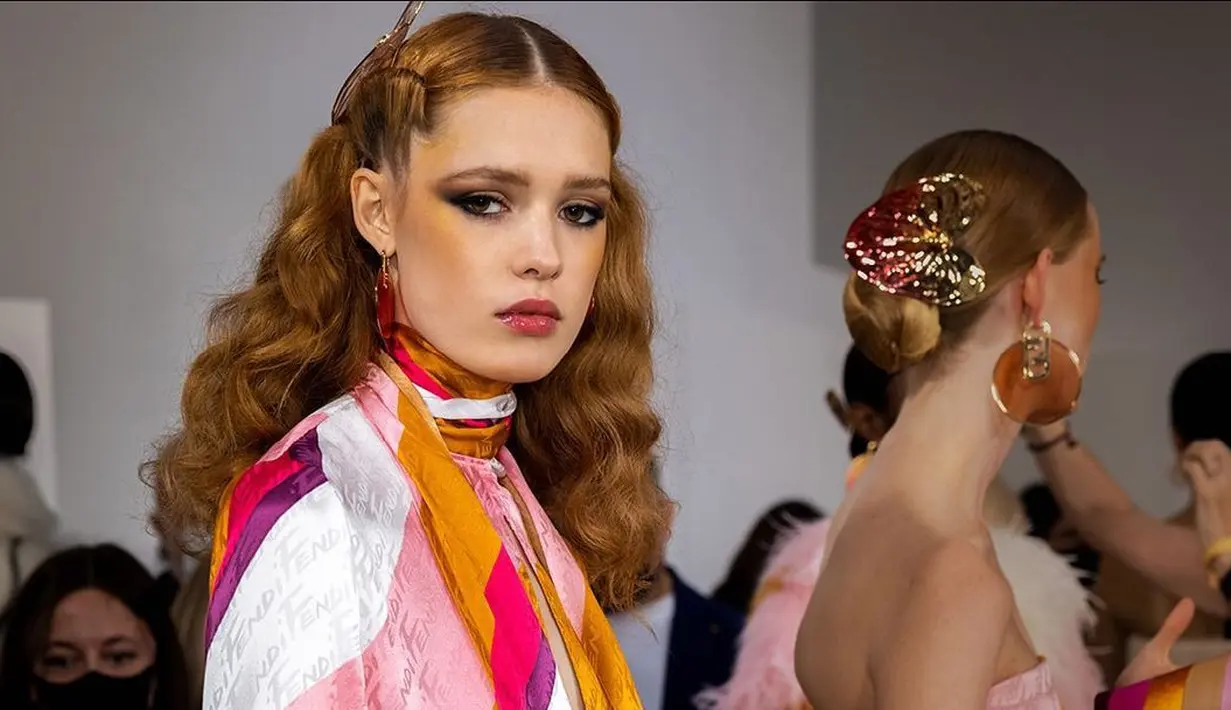 Pada runway FENDI, kamu akan dibawa kembali ke era 80an dengan tampilan makeup smoky eyes, warna blush on yang intens, dan lipstik merah. Foto: Instagram.