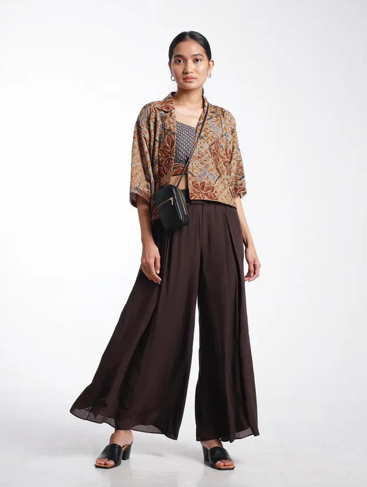 Baju Batik Cocok dengan Celana Apa? Ini 7 Model Celana yang Bisa Kamu Andalkan