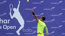 Enzo Couacaud melepaskan servis saat melawan David Susanto pada laga perdelapan final Combiphar Indonesia Open 2017 di Hotel Sultan, Rabu (8/2/2017). Enzo mengalahkan David 4-6, 6-3, 6-4. (Bola.com/Nicklas Hanoatubun)
