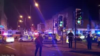 Lokasi van menabrak kerumunan pejalan kaki di dekat Masjid Finsbury Park, London Utara, Inggris. (Twitter/@Shulem Stern)