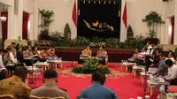 Suasana Sidang Kabinet Paripurna di Istana Negara, Jakarta, Senin (13/4/2015). Agenda tersebut membahas RKP 2016 dan pengarahan kepada menteri kabinet kerja. (Liputan6.com/Faizal Fanani)