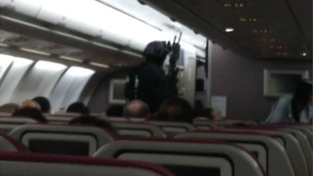 Foto dari Instragram penumpang bernama  David Henderson dengan caption: polisi bersenjata memasuki pesawat, tapi tak ada yang terluka (David Henderson instagram/BBC)