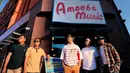 Semua personil D'Masiv, Rian (vokal), Kiki (gitar), Rai (bass), Rama (gitar) dan Why (drum) bahkan menyempatkan mengunjungi label musol dan toko alat musik terbesar di kota Los Angeles. Sekali lagi pose kompak mereka merupakan sebuah kebanggaan. (Liputan6.com/IG/@rianekkypradipta).