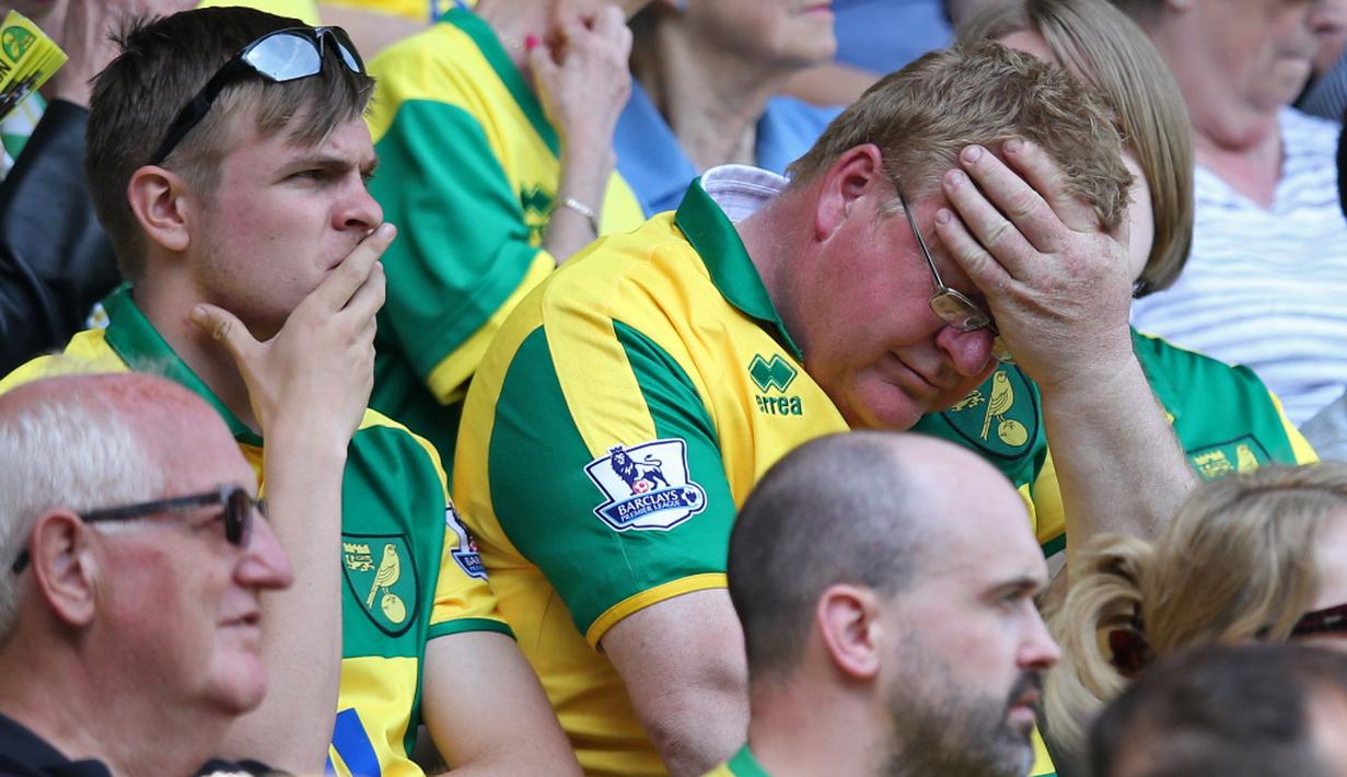 Kesedihan suporter Norwich City setelah kalah dari MU dalam lanjutan Premier League, di Stadion Carrow Road, Norwich, Sabtu (7/5/2016). Norwich hampir pasti terdegradasi. (Action Images via Reuters/Paul Childs)