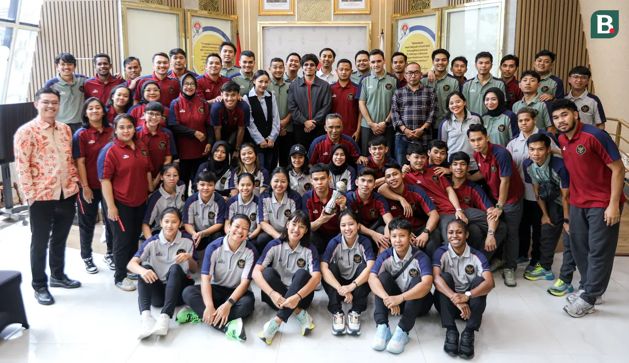 <p>Pemain timnas futsal Indonesia putra dan putri berfoto bersama setelah acara audiensi dengan Menpora yang berlangsung di Kemenpora, Senayan, Jakarta, Selasa (12/11/2024) WIB. (Bola.com/Bagaskara Lazuardi)</p>