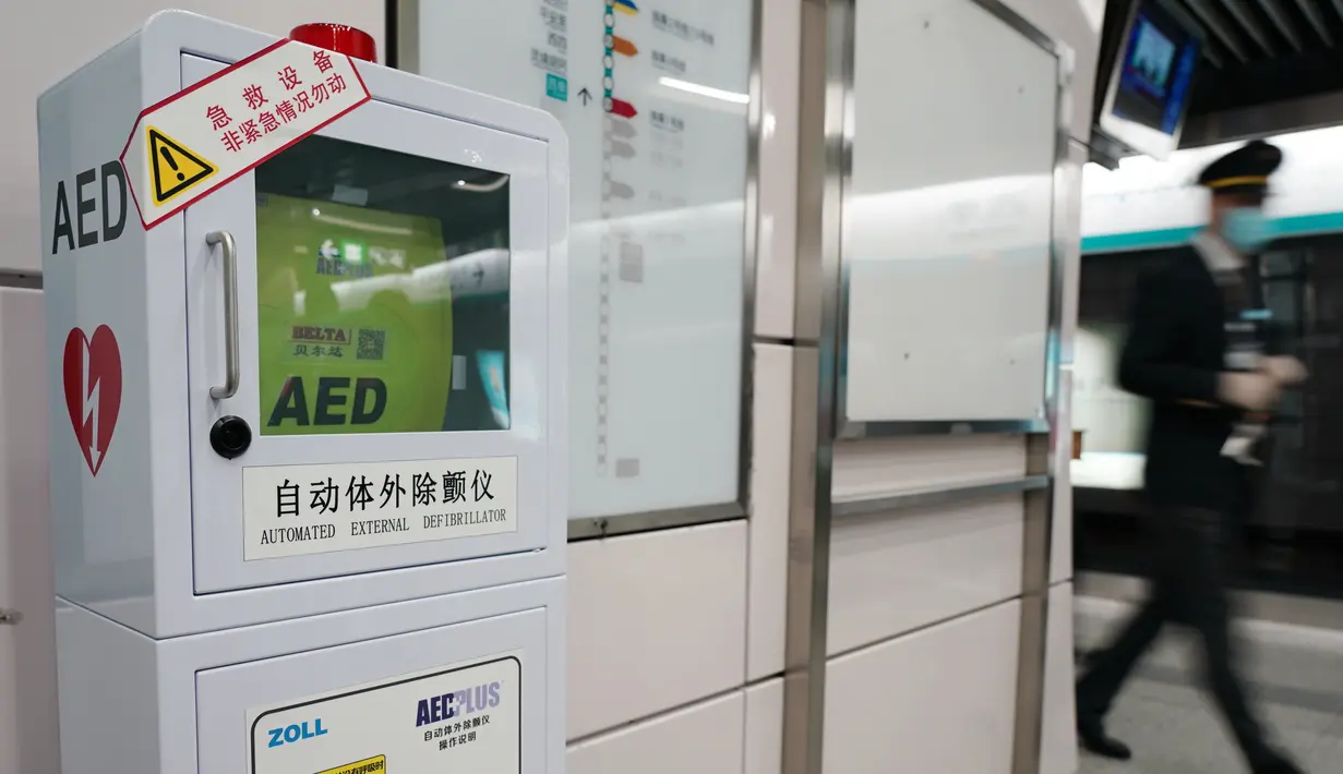 Sebuah automated external defibrillator (AED) terlihat di Stasiun Kereta Bawah Tanah Xidan di Beijing, China, 27 Oktober 2020. Beijing pada Selasa (27/10) mulai melengkapi sistem transportasi berbasis relnya dengan AED. (Xinhua/Zhang Chenlin)