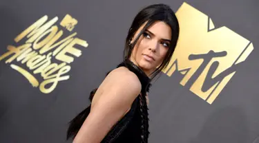 Model Kendall Jenner ketika menghadiri acara MTV Movie Awards 2016 di Burbank, California, Sabtu (9/4). Adik tiri Kim Kardashian itu mencuri perhatian dalam balutan dress hitam menerawang yang seksi. (Frazer HARRISON/GETTY IMAGES NORTH AMERICA/AFP)