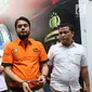 Artis sinetron, Rio Reifan digiring petugas jelang kepindahannya ke Rumah Sakit Ketergantungan Obat (RSKO), di Polda Metro Jaya, Jakarta, Rabu (4/9/2019). Tertangkap ketiga kali karena kasus narkoba, Rio Reifan dikirim ke RSKO Cibubur untuk jalani rehabilitasi. (Liputan6.com/Herman Zakharia)