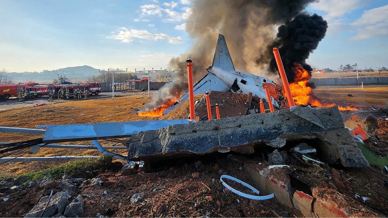 Tim SAR Evakuasi Korban Pesawat Jeju Air yang Jatuh Terbakar