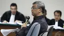 Jaksa terus mencecar Akil mengenai KK tersebut. Akil pun tampak emosi. Menurut Akil, KK tersebut tidak ada hubungannya dengan perkara dugaan korupsi dan pencucian uang yang menjeratnya, Pengadilan Tipikor Jakarta, Kamis (5/6) (Liputan6.com/Faizal Fanani).