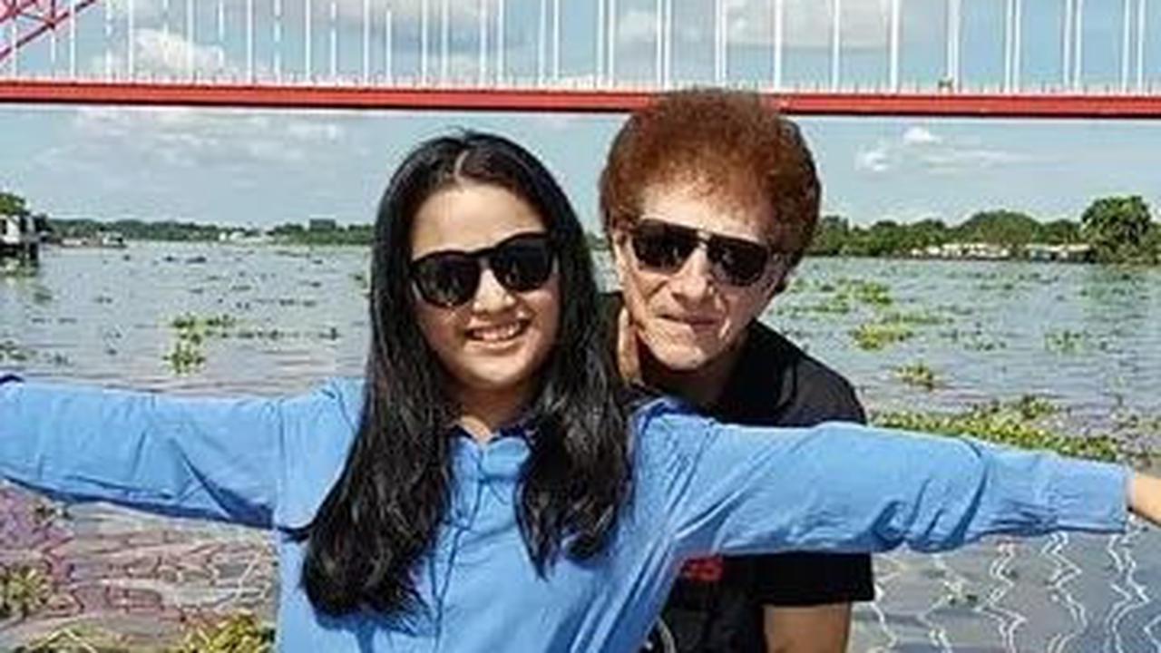 Meski terpaut usia, kemesraan pasangan ini tetap terpancar, terutama saat mereka menikmati liburan bersama di atas kapal.