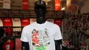 Merchandise berupa kaus dan topi yang didesain khusus jelang pertandingan FIFA Matchday 2023 antara Timnas Indonesia vs Argentina di Official Garuda Store, Jakarta, Sabtu (17/6/2023). (Bola.com/Abdul Aziz)