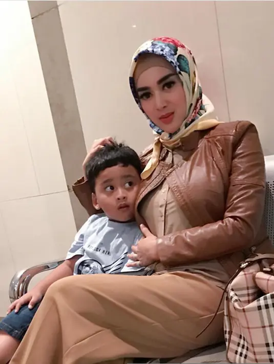 Anggota DPR yang juga artis, Lucky Hakim tak ingin melanjutkan rumah tangganya yang baru dibina bersama Tiara Dewi. Sayembara yang dibuat itu membuat Tiara Dewi meneteskan air mata. (Instagram/tiaradewireal)