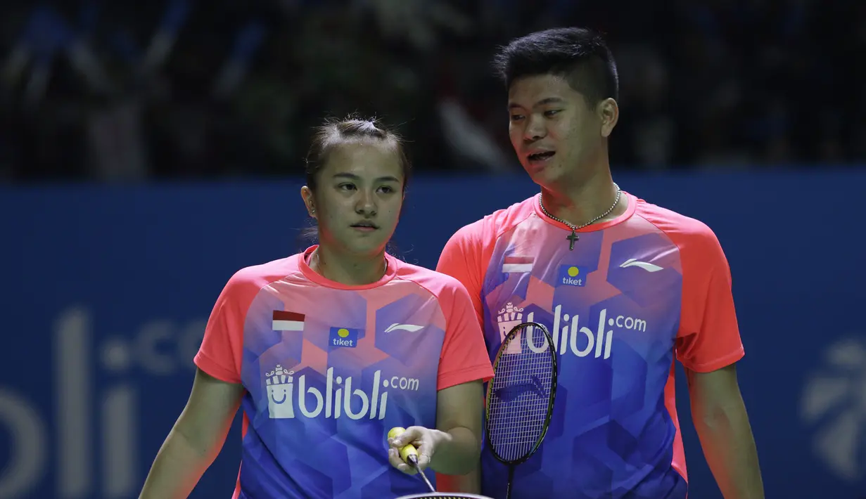 Pasangan Indonesia, Praveen Jordan/Melati Oktavianti, saat bertanding melawan wakil Jerman, Mark Lamsfuss/Isabel Herttrich pada Indonesia Open 2019 di Istora, Jakarta, Selasa (16/7). Pasangan Indonesia takluk 20-22, 14-17. (Bola.com/M Iqbal Ichsan)