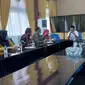 Para Pejabat Pemerintah Kota Palembang mendatangi Pemkot Bengkulu yang memiliki berbagai program menarik. (Liputan6.com/Yuliardi Hardjo)