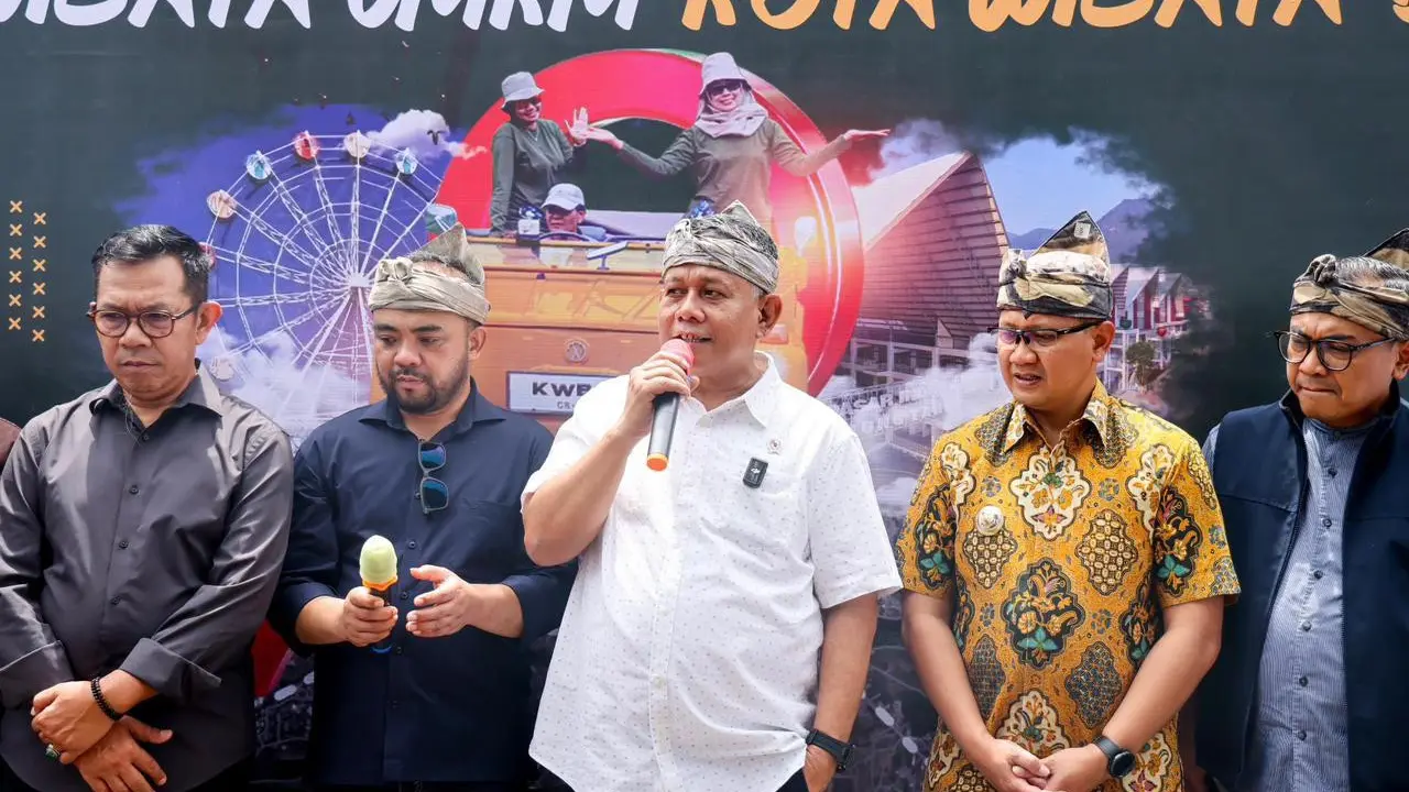 Wakil Menteri Usaha Mikro, Kecil, dan Menengah (Wamen UMKM) Helvi Y Moraza dalam rangkaian kunjungan Safari Wisata UMKM Kota Batu, Jatim, Jumat (13/12/2014). (Dok Kementerian UMKM)