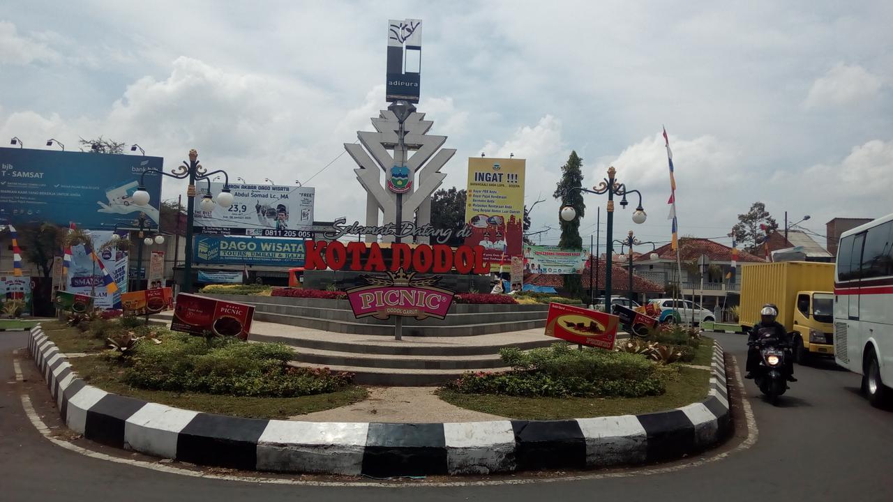 Tugua selamat datang di kota dodol Garut yang berada di Alun-Alun Tarogong Garut