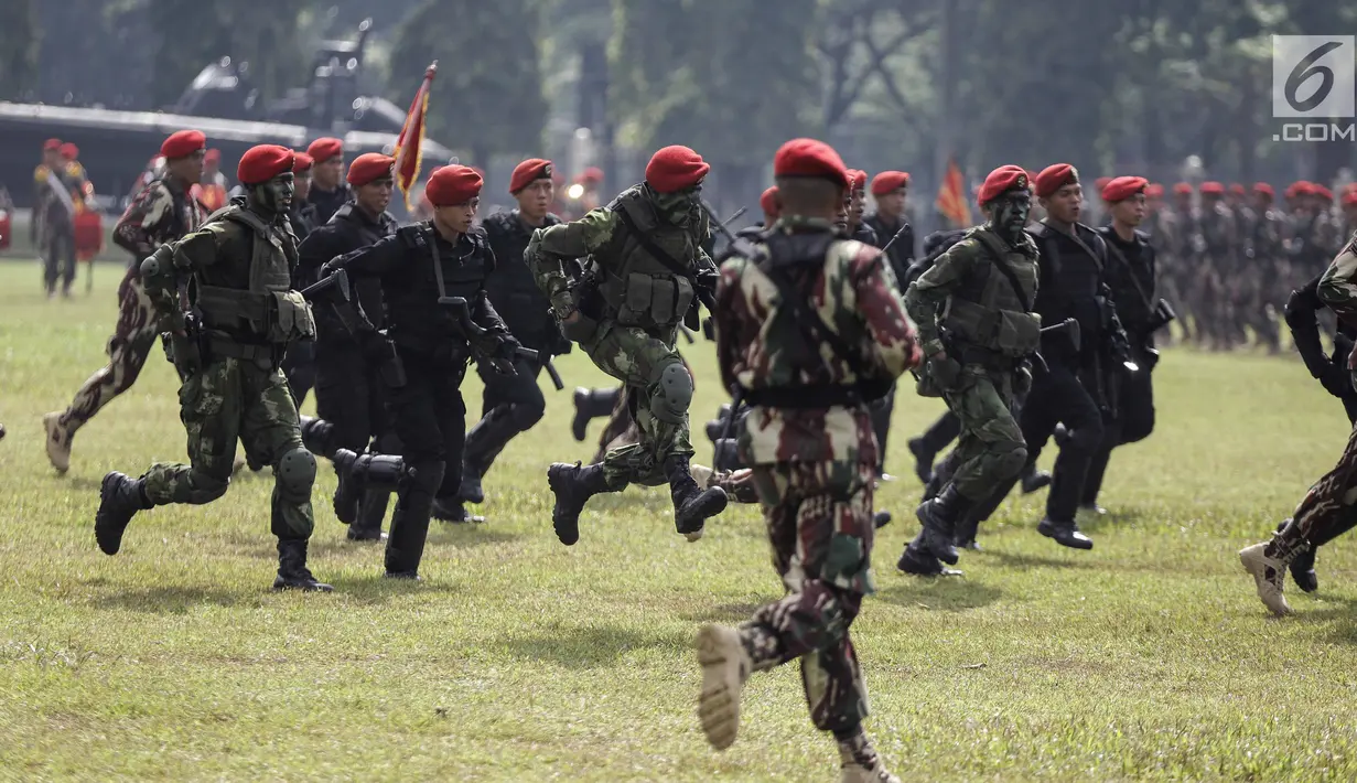 Personel Komando Pasukan Khusus (Kopasssus) mengikuti upacara penyerahan Satuan di Lapangan Mako Kopassus, Jakarta, Jumat (23/3). Hadir dalam acara tersebut Luhut Binsar Pandjaitan, Agum Gumelar hingga Letjen Herindra. (Liputan6.com/Faizal Fanani)