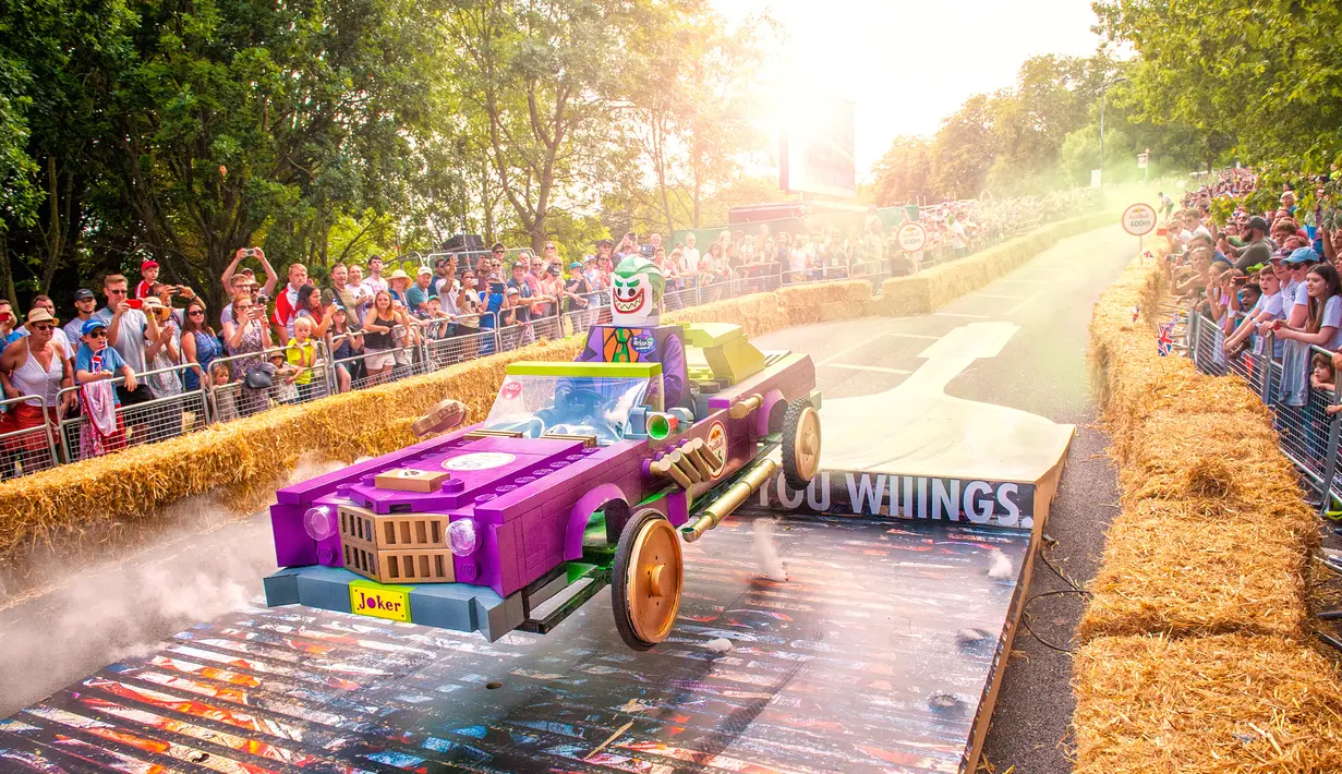 Peserta menaiki kendaraan unik buatannya Lego Joker pada ajang Race Red Bull Soapbox di Alexandra Palace, London, 9 Juli 2017. Balapan kotak sabun ini telah menjadi sebuah ajang berskala internasional. (Leo Francis/Red Bull Content Pool via AP Images)