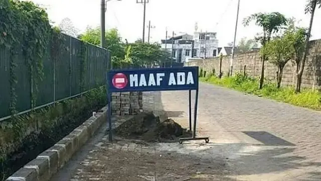 6 Tulisan Peringatan Nyeleneh di Proyek Pembangunan Ini Dahi Berkerut