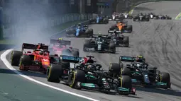 Di lap pertama, Hamilton langsung tancap gas dan mampu merangsek hingga posisi ke-6. Sementara Verstappen dengan mudah mengkudeta posisi Bottas menjadi yang tercepat. (AFP/Carl De Souza)