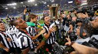 Penyerang Juventus, Alessandro Matri mengangkat piala Coppa Italia usai mengalahkan Lazio di Final Coppa Italia di Olimpico Roma, Italia, Rabu (20/5/2015). Gol Matri menjadi penentu kemenangan Juventus atas Lazio. (Reuters/Giampiero Sposito)