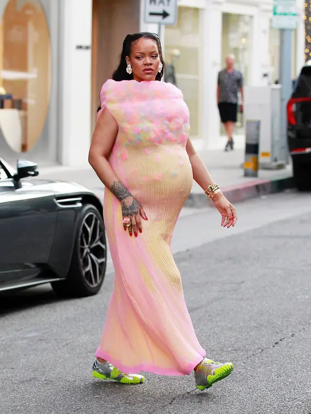 Gaya Maternity Rihanna Pakai Gaun Pastel Bak Es Krim, Pamer Baby Bump di Kehamilan Ketiga