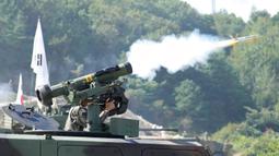 Seorang tentara Korea Selatan menembakkan AT-1K Raybolt saat demonstrasi tembakan dan manuver langsung pada acara Defense Expo Korea di Pocheon, Korea Selatan, Selasa (20/9/2022). Defense Expo Korea adalah pameran industri pertahanan yang akan diadakan di Goyang dari 21-25 September. (AP Photo/Lee Jin-man)