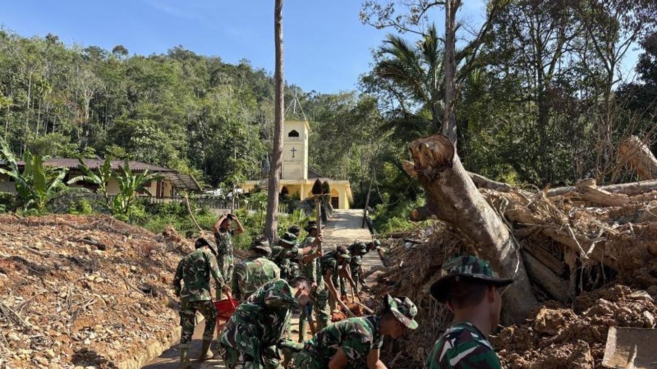 TNI Bersihkan Longsor Tapanuli Utara, Pulihkan Gereja HKBP untuk Ibadah