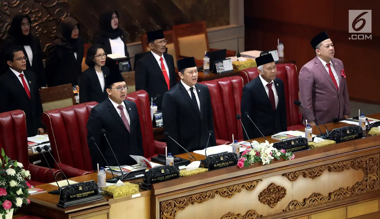 Ketua DPR Bambang Soesatyo (dua kiri) bersama pimpinan DPR lainnya saat memimpin Rapat Paripurna di Kompleks Parlemen, Jakarta, Kamis (29/8/2019). Rapat Paripurna beragendakan pidato Ketua DPR Bambang Soesatyo dalam rangka HUT ke-74 DPR. (Liputan6.com/JohanTallo)
