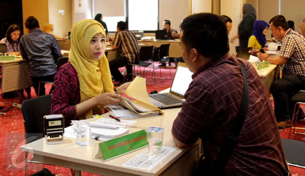 Seorang customer service saat melayani bakal calon kepala daerah di Jakarta, Jumat (24/7/2015). KPK membuka loket penerimaan laporan harta kekayaan penyelenggara negara (LHKPN) sejak 22 Juli hingga 7 Agustus mendatang. (Liputan6.com/Yoppy Renato)