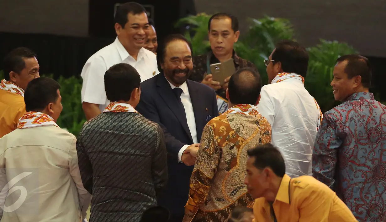 Ketua Umum Partai NasDem Surya Paloh menghadiri acara pengukuhan pengurus Dewan Pimpinan Pusat (DPP) Partai Hanura 2016-2020 di SICC, Bogor, Rabu (22/2). Turut hadir Presiden Jokowi dan sejumlah menteri Kabinet Kerja. (Liputan6.com/Johan Tallo)