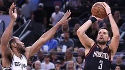 Pemain Housten Rockets, Ryan Anderson (3) bersiap menembak bola ke dalam ring dari kawalan Kawhi Leonard di gim kelima semifinal wilayah barat Playoffs NBA 2017 di AT&T Center, San Antonio, Texas (9/5). (Ronald Martinez/Getty Images/AFP)