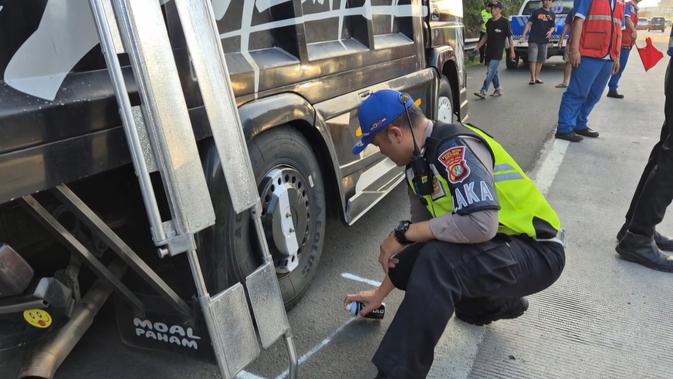 Truk Pecah Ban Ditabrak dari Belakang di Tol Cijago, Kernet Tewas Terhimpit