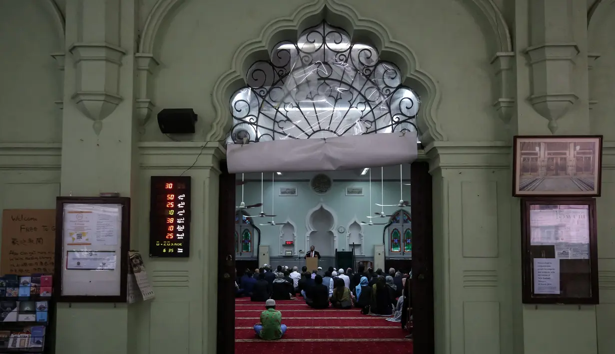 Umat Muslim berdoa untuk korban penembakan massal Christchurch di Selandia Baru di Masjid Jamia, Hong Kong  (18/3). Mereka berdoa untuk korban penembakan yang menewaskan 50 orang di Masjid Al Noor, Christchurch, Selandia Baru. (AFP Photo/Viviek Prakash)