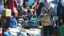 Berdasarkan hasil survei Kementerian Perhubungan Republik Indonesia, jumlah pemudik pada Lebaran 2026 diperkirakan mencapai lebih dari 143 juta orang. Tampak dalam foto, para calon penumpang menunggu waktu keberangkatan di Agen Bus Pondok Pinang, Jakarta Selatan, Sabtu (14/3/2026). (merdeka.com/Arie Basuki)