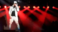 Aksi panggung rapper Eminem selama Coachella Valley Music and Arts Festival 2018 di Empire Polo Field di Indio, California (15/4). Festival Coachella ini sudah ada sejak 1999. (AFP Photo/Christopher Polk)
