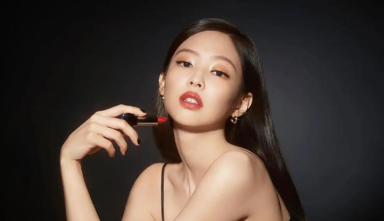 Daftar ini tidak akan lengkap tanpa “Human Chanel” K-pop: Jennie BLACKPINK! Dia telah menjadi wajah merek-merek kelas atas yang tak terhitung jumlahnya. Selain fashionable, Jennie juga memiliki wajah yang cantik dan anggun. (Instagram/jennierubyjane).