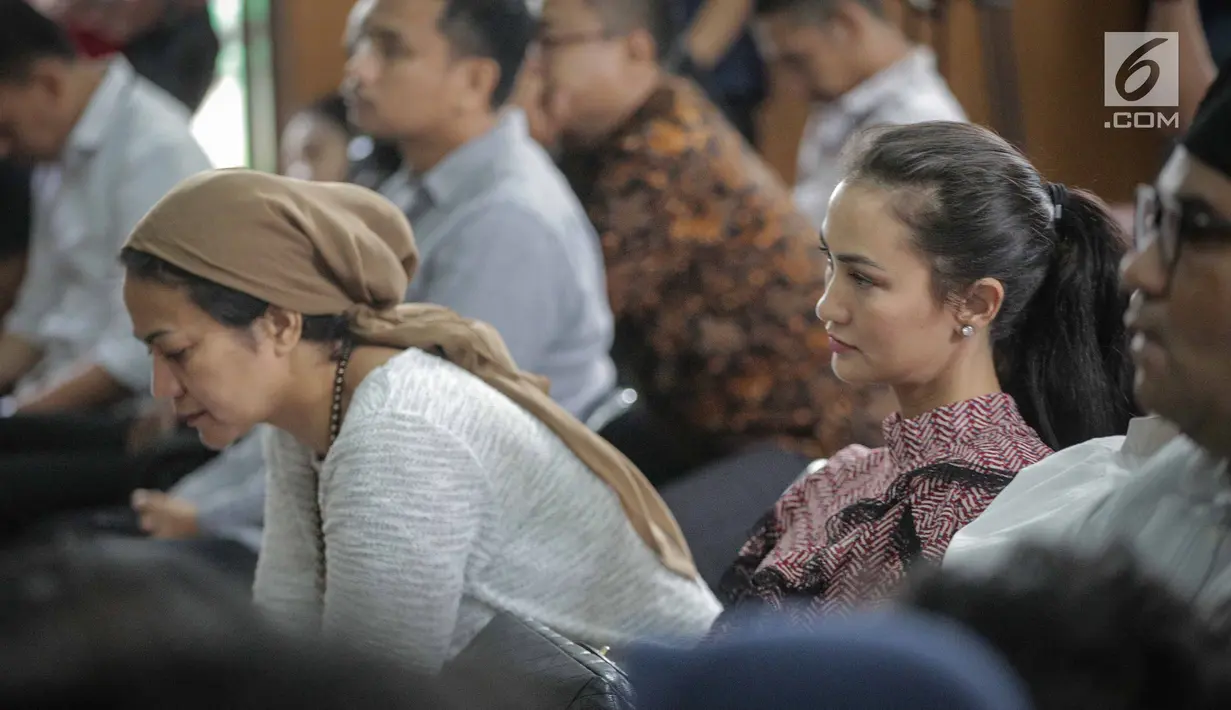 Artis peran, Atiqah Hasiholan mendampingi ibunya yang juga terdakwa kasus dugaan penyebaran berita bohong atau hoaks Ratna Sarumpaet menjalani sidang lanjutan di PN Jakarta Selatan, Selasa (19/3). (Liputan6.com/Faizal Fanani)